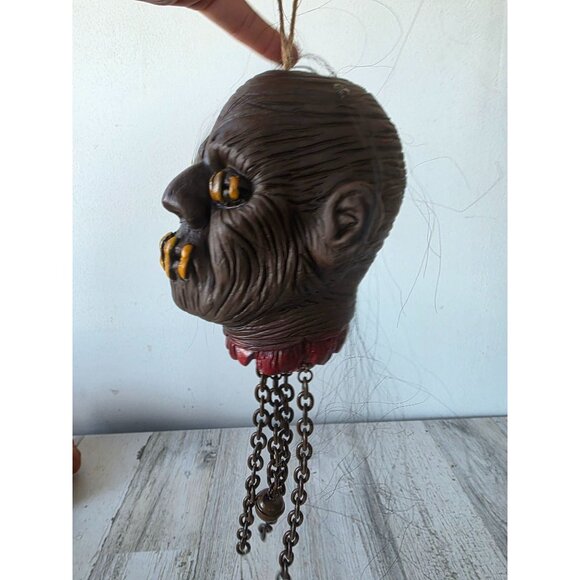 Vintage rattling chains zombie head mini Halloween beheaded hanging Halloween de - Picture 3 of 10